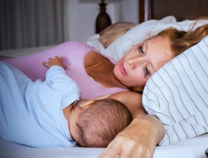 увлажнитель для младенцев. новорожденный ребенок икает. нормальный новорожденный. новорожденный ребенок часто дышит. грудное вскармливание.