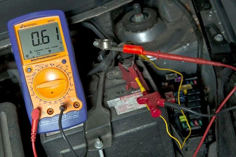 Замерить ток утечки аккумулятора автомобиля. Замер напряжения на АКБ ВАЗ 2110. Проверка утечки тока в машине тестером. Как замерить напряжение на аккумуляторе мультиметром.