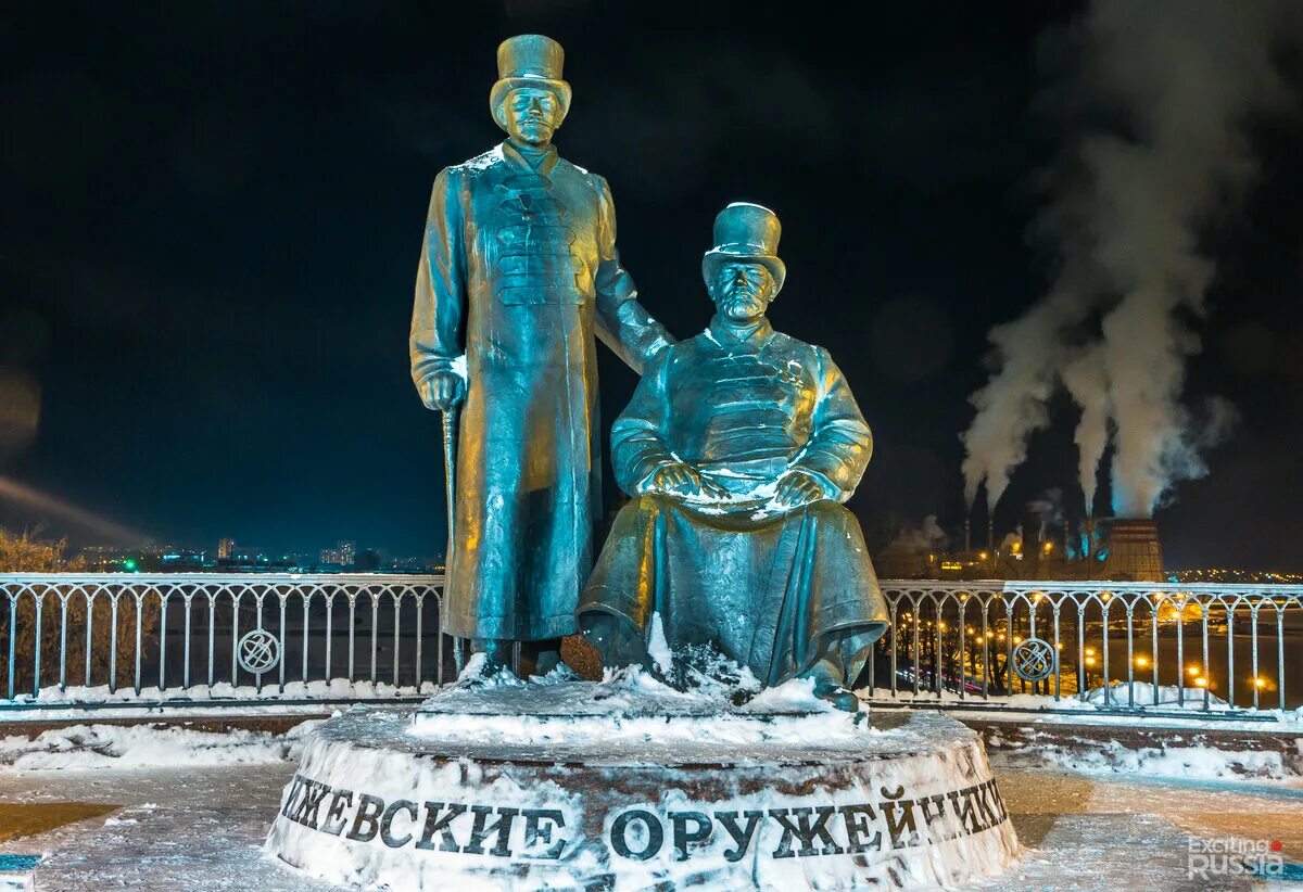 Сайт про ижевск. Памятник город Ижевск памятники город Ижевск. Памятник ижевским оружейникам достопримечательности Ижевска. Памятник Ижевские Кафтанщики. Памятник ижевским оружейникам зима.