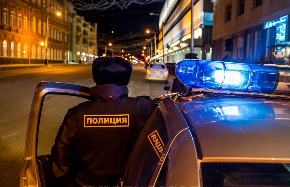 Полиция едет на вызов. Полицейская машина. мигалки полиции. машина &quot;полиция&quot;. полицейская машина с мигалкой.