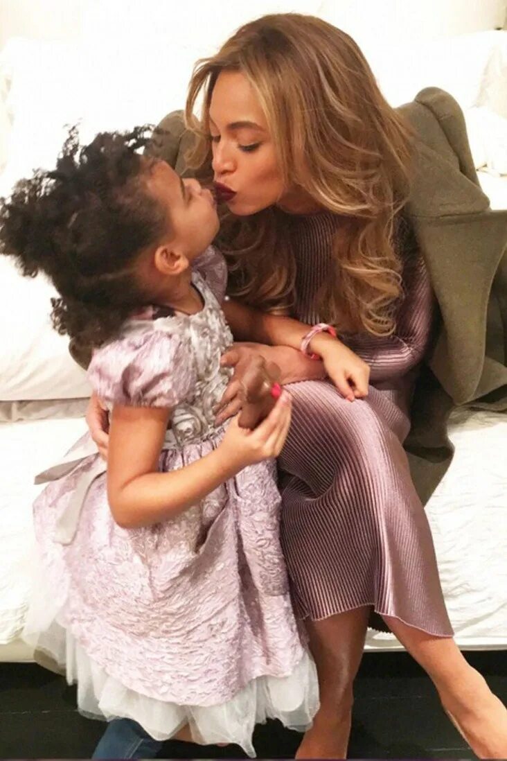 Beyonce daughter. Бейонсе и Блю Айви. Блю Айви дочь. Blue Ivy дочь Бейонсе. Бейонсе с дочкой.