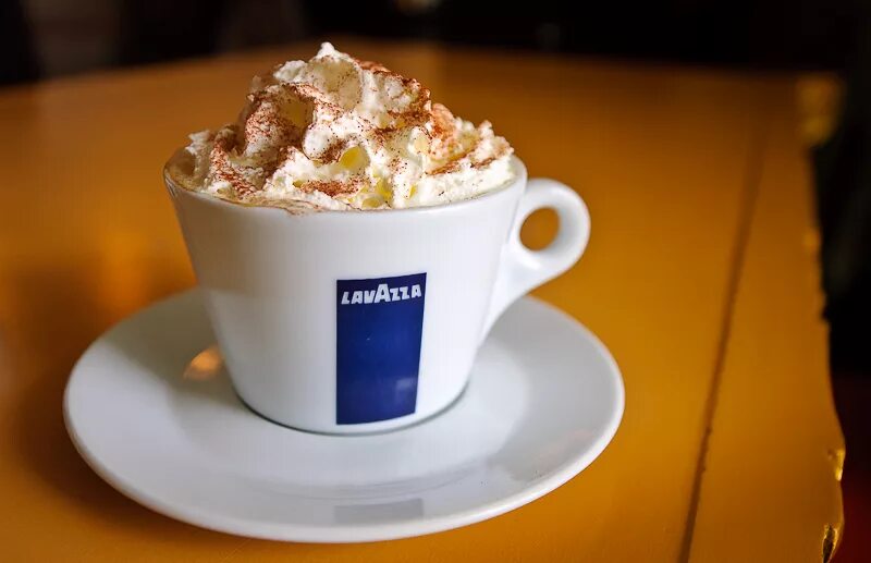 Lavazza firma. Кон Панна кофе. Lavazza Coffee. Кофе Лавацца в чашке. Lavazza москва