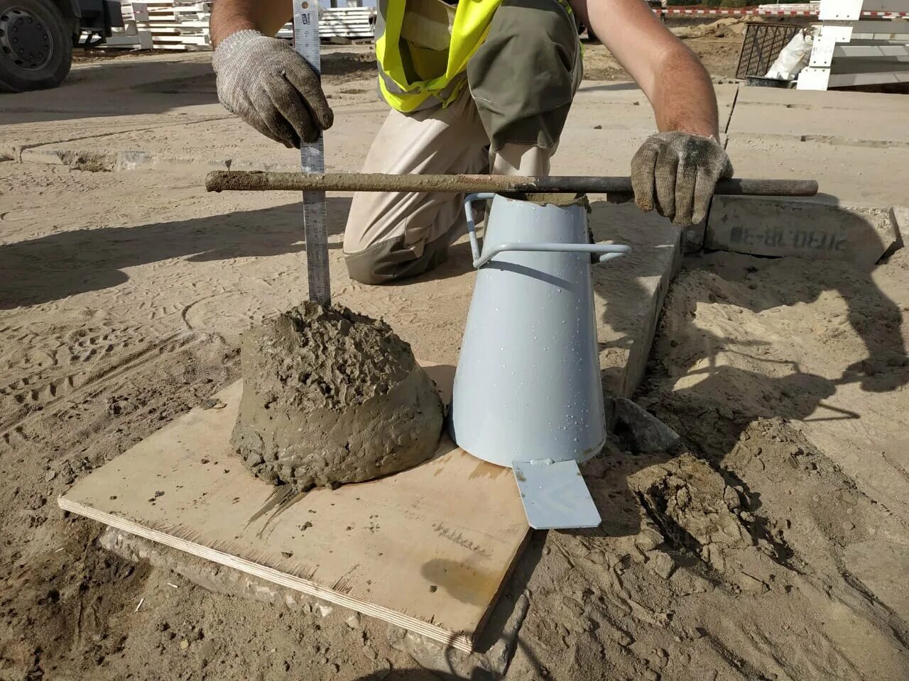 Конус бетона п5. Удобоукладываемость бетона п3. Измерение осадки конуса бетонной смеси. Бетон п 4. Бетонные конусы.