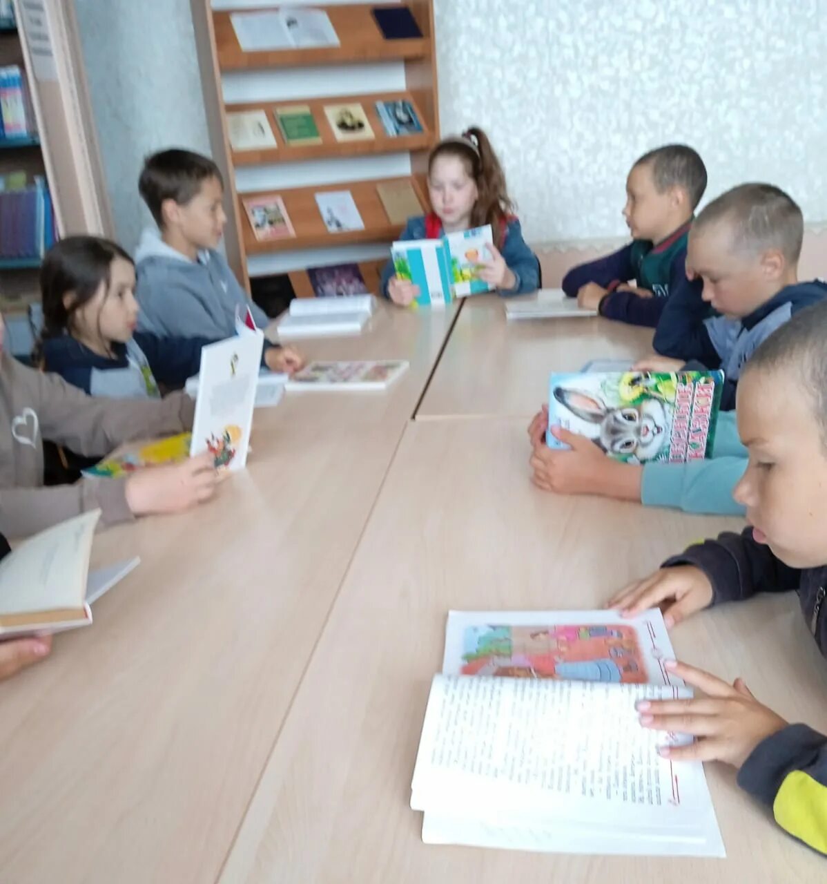 картина девочка с одуванчиками. позитивные открытки на каждый день. моей любимой наукой в гимназии. день занимательных уроков картинка. картинка гиличного дня.