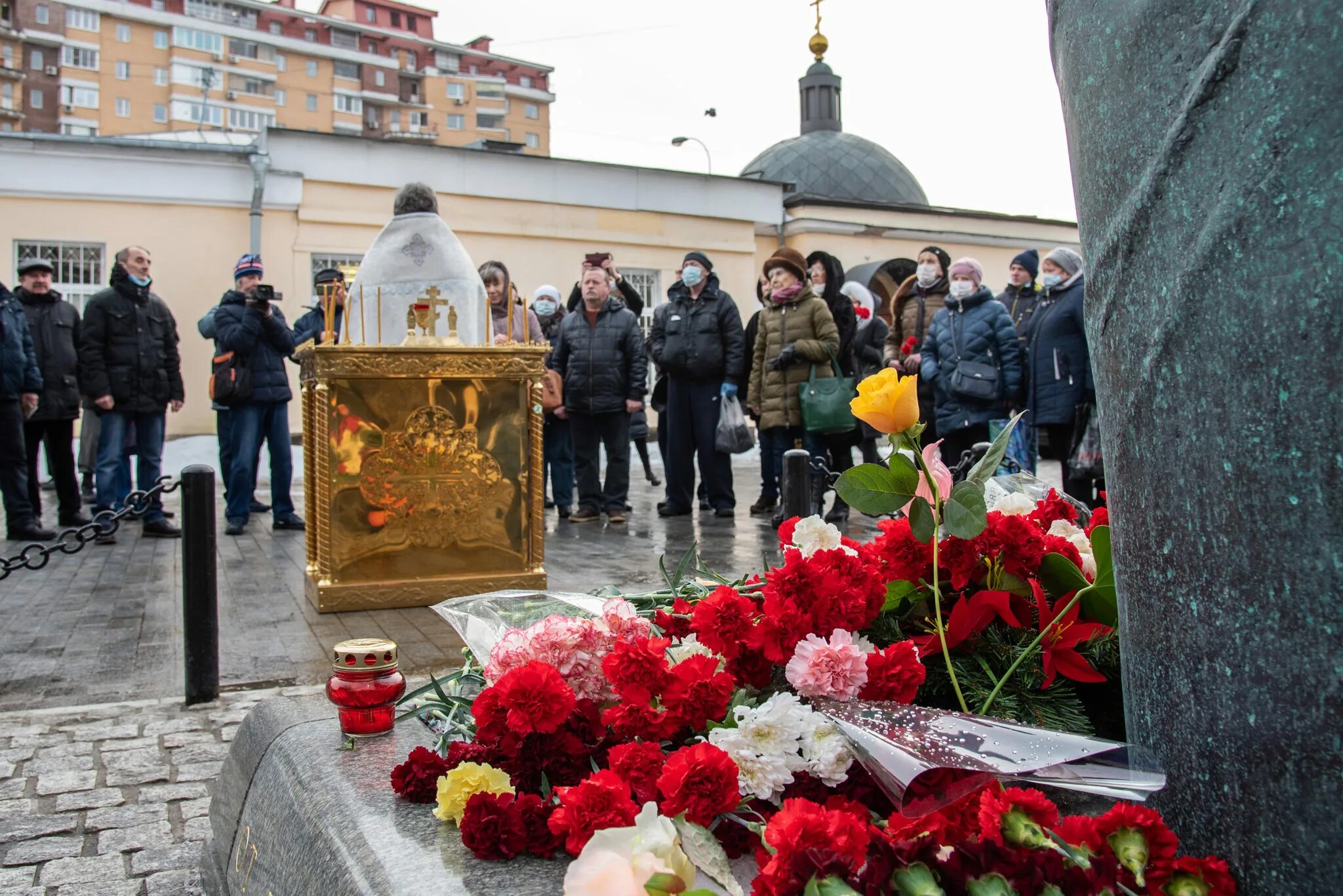 20 января панихида. Крещение в армянской церкви на ваганьковском кладбище. Памятник высоцкому на ваганьковском. Абдулов памятник на ваганьковском кладбище. Батюшка в церкви при ваганьковском кладбище.