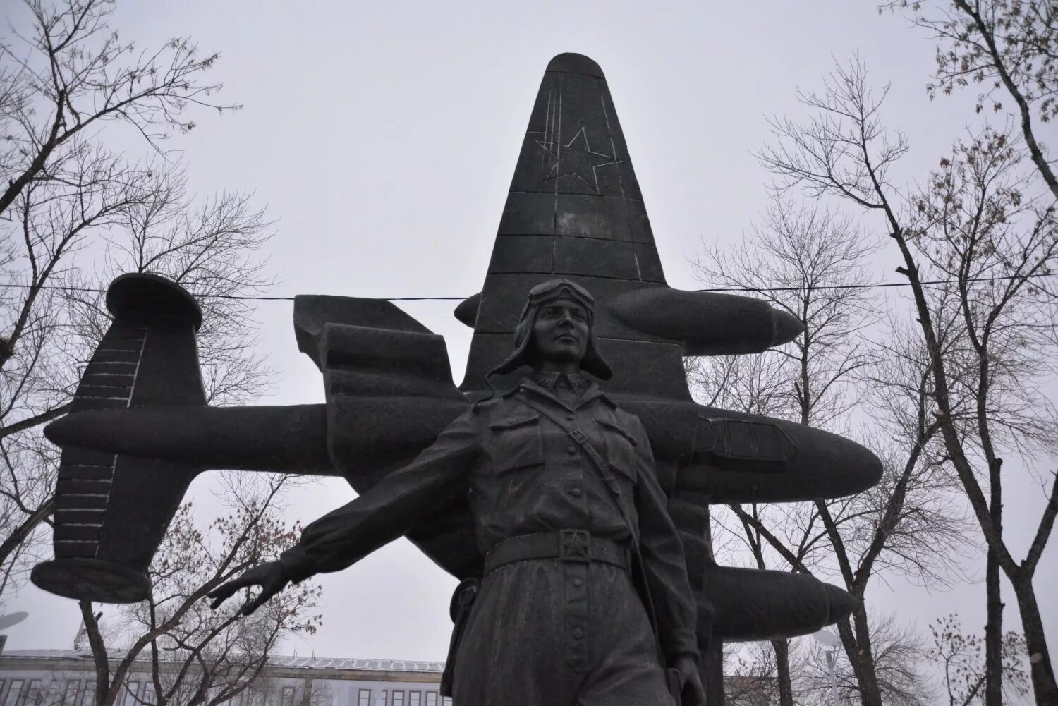 Памятник Марине Расковой в Энгельсе. Памятник м. м. Расковой. Памятник Марине Расковой Саратов. Памятник Марине Расковой - г. Энгельс, Саратовской области.. М расковой энгельс