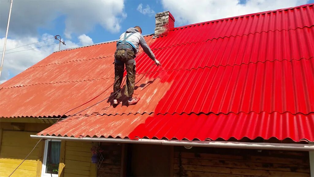 Покраска крыши дома цена за квадратный. Покраска крыши дома. Крашеный шифер на крыше. Покрасить шифер. Крашеная шиферная крыша.