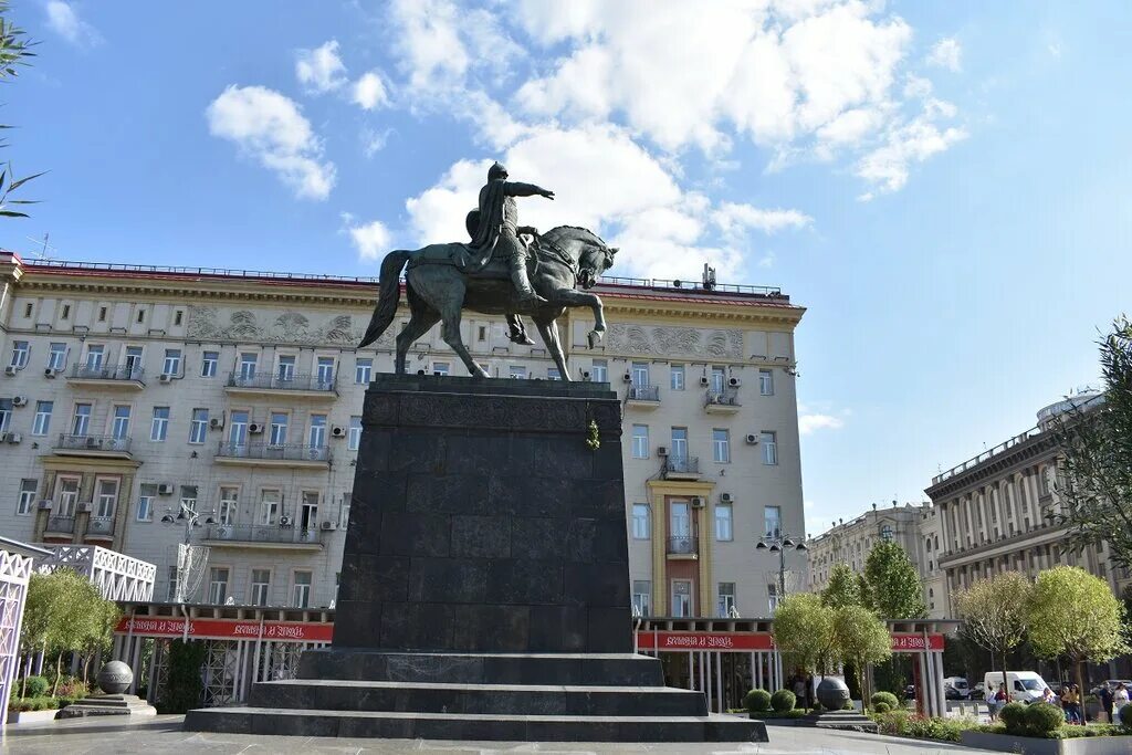 Где памятник долгорукому в москве