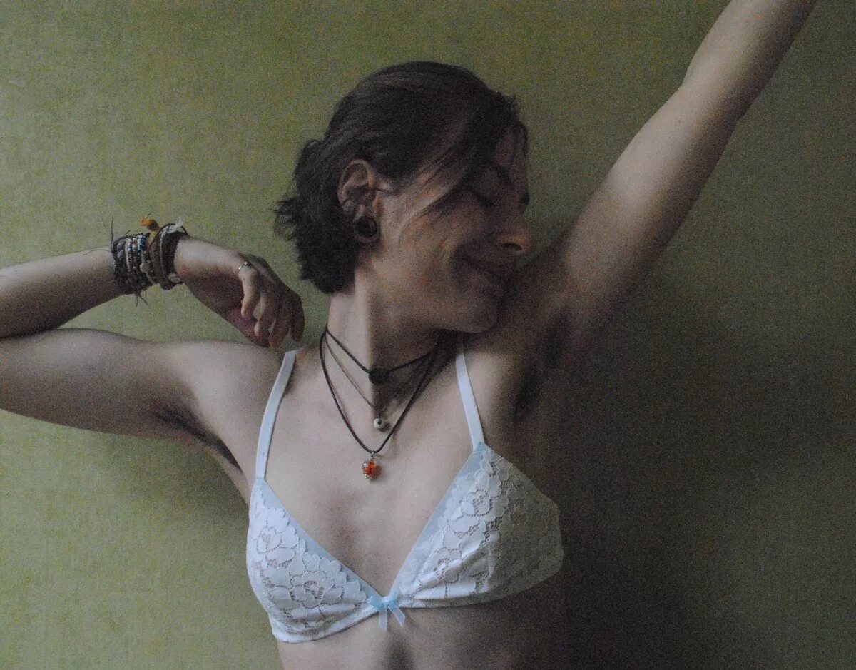 Стройная волосатая девушка. Худые небритые. Худые небритые. Феминистки с небритыми ногами. Willow hayes.