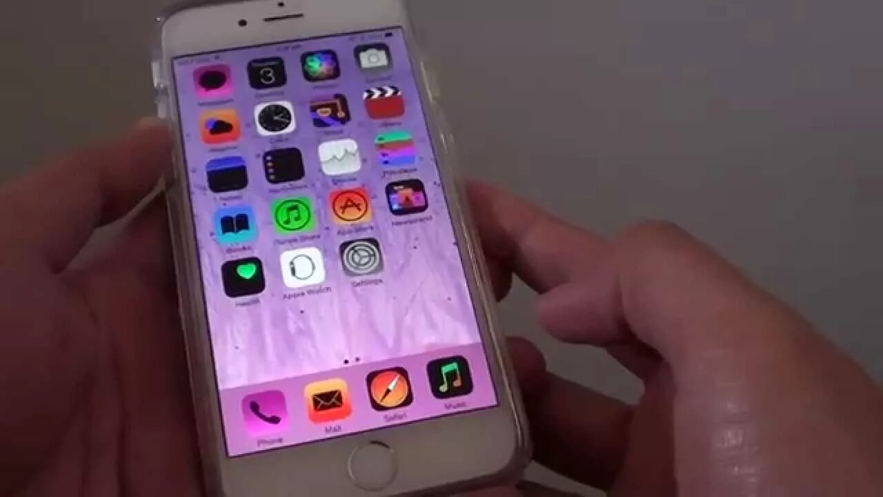 Телефон стал розовый. Экран айфона в негативе. Айфон 6 цвета экрана. Iphone s6 экран ночью. Эффект негатив на айфоне.