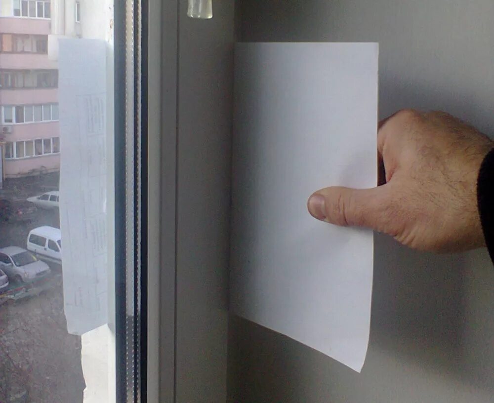 Лист бумаги на окне