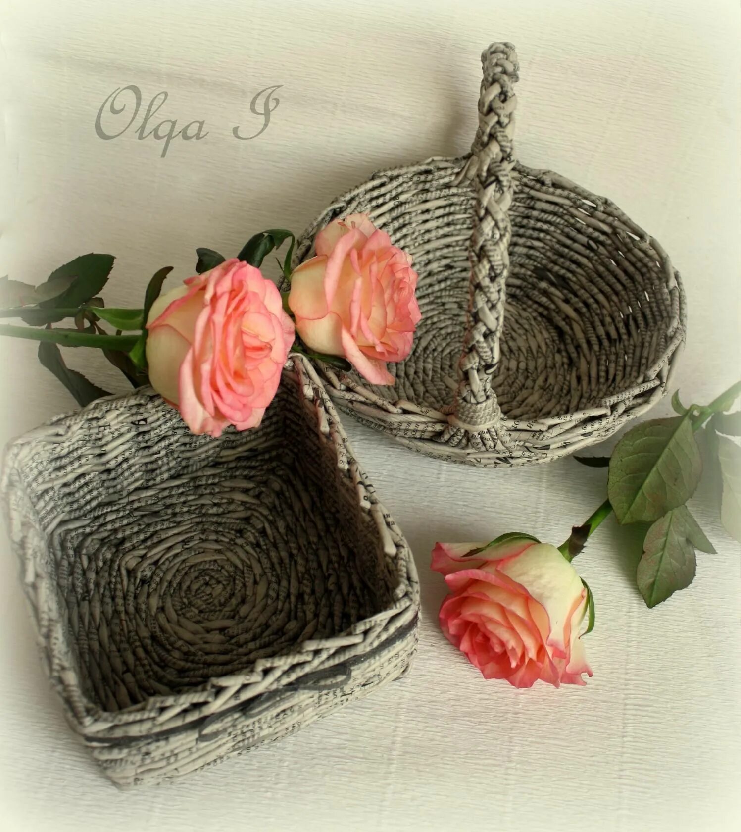 плетенка из бумажных полосок. переплетение из цветной бумаги. плетеная открытка для детей. плетеная корзина с цветами. открытки с плетеной корзиной из бумаги.