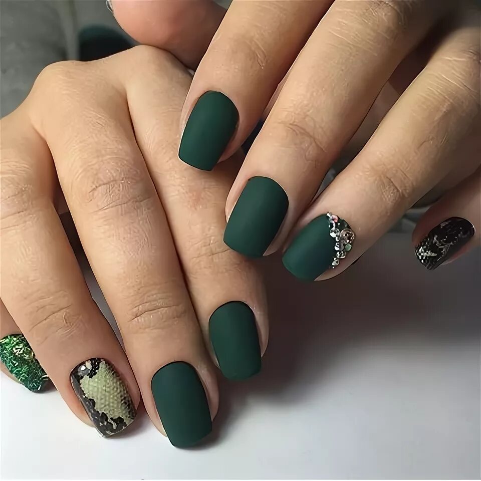 Маникюр на короткие ногти зеленые тона. Бутылочный цвет лака для ногтей. Новогодний маникюр 2022 изумрудный. Маникюр зеленым гель лаком. Ногти в зеленых тонах.