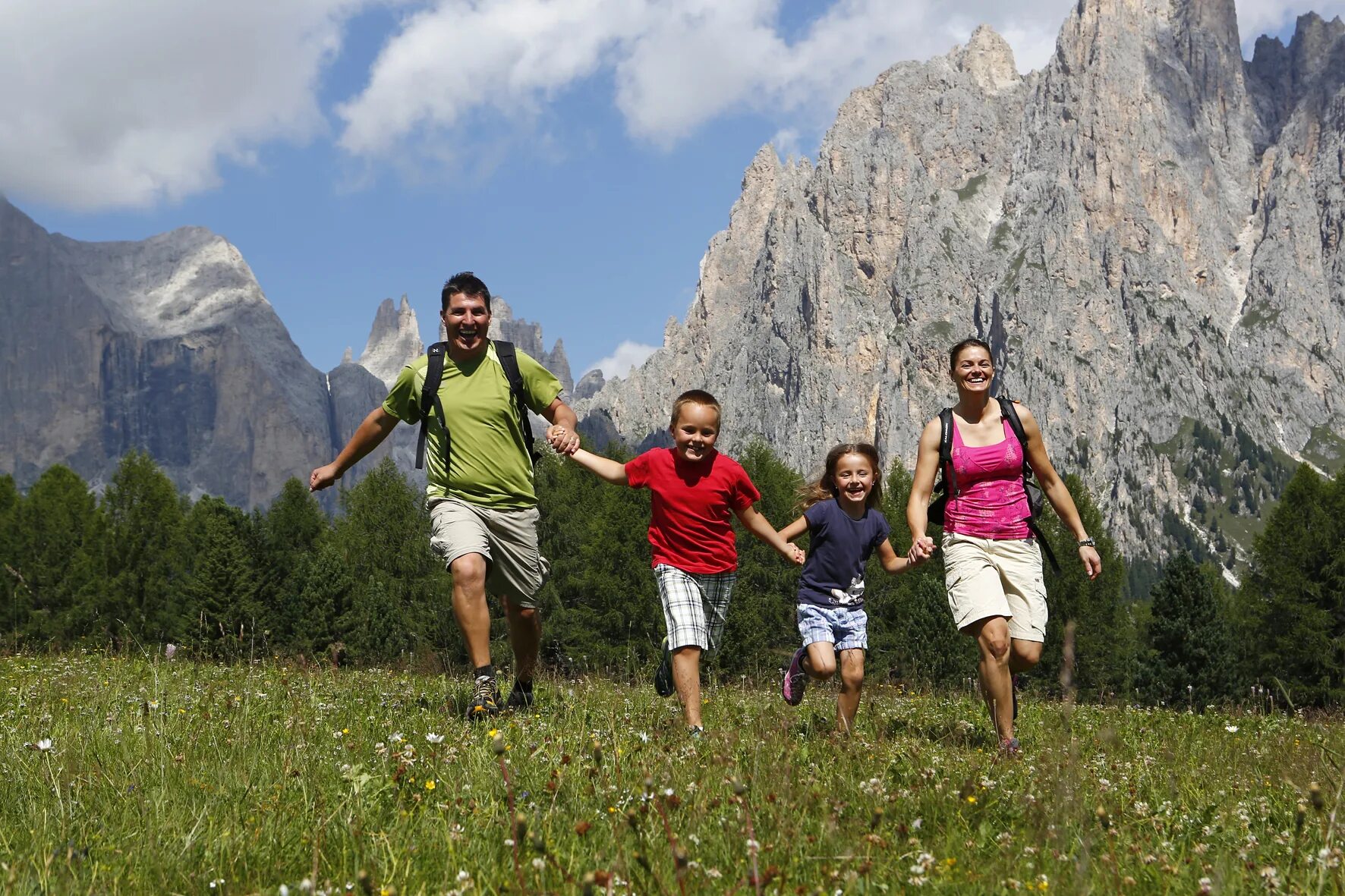Горы экскурсия москва. Семья в горах. Счастливая семья в горах. Семья в горах летом. Тур для всей семьи в горы.