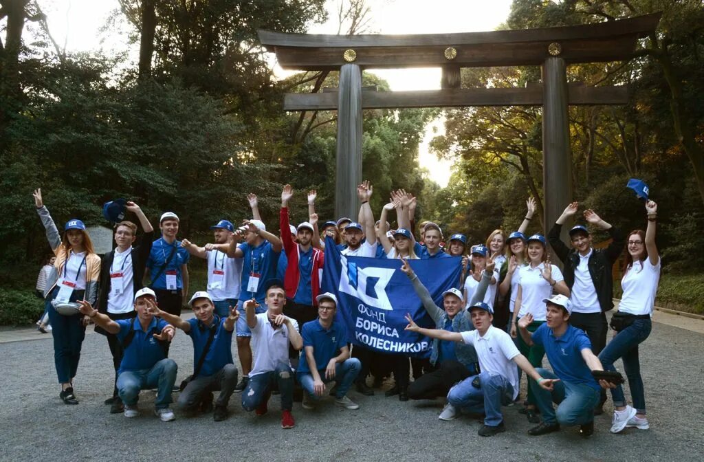 Программисты в японии. Программисты в китае. Китаец за компьютером. Yuji naka games. Японские программисты.