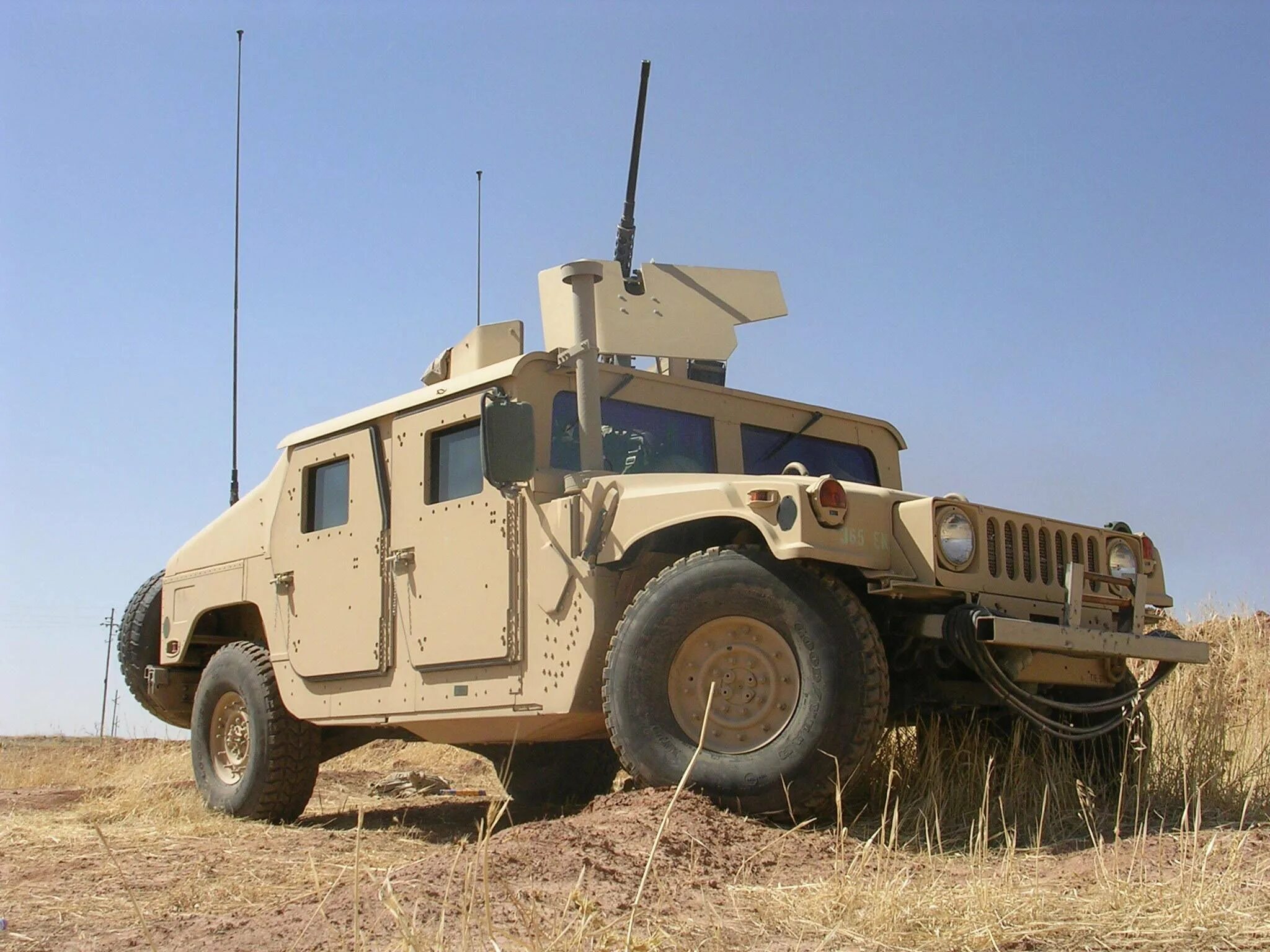 Американские военные машины. Хаммер h1 армейский. Броневик Хамви. HMMWV m1165. Хамви м-1165.