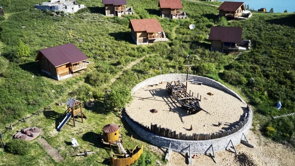 загородный клуб роджер энгельс. базы отдыха из сруба. порт кобона база отдыха. база веселый роджер кобона.