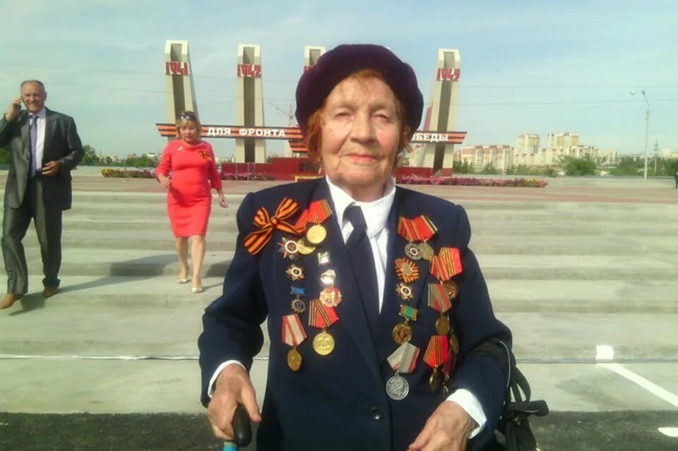 Инцидент ветеран. 9 мая ветераны. ветеран у мемориала. ветераны вов на параде.