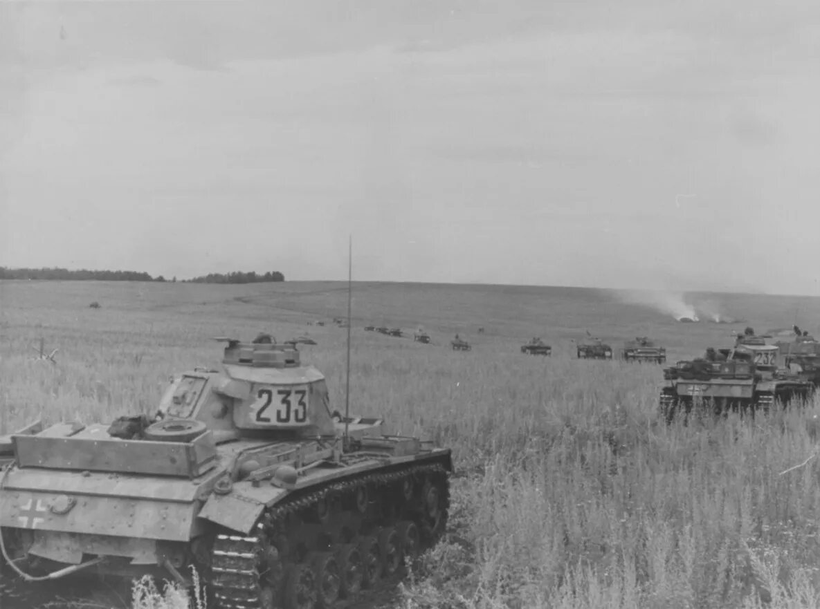 Немецкие танки 1943 года. Колонна немецких танков 1941. Колонна немецких танков 1942. Немецкая танковая колонна (PZ Kpfw III),.