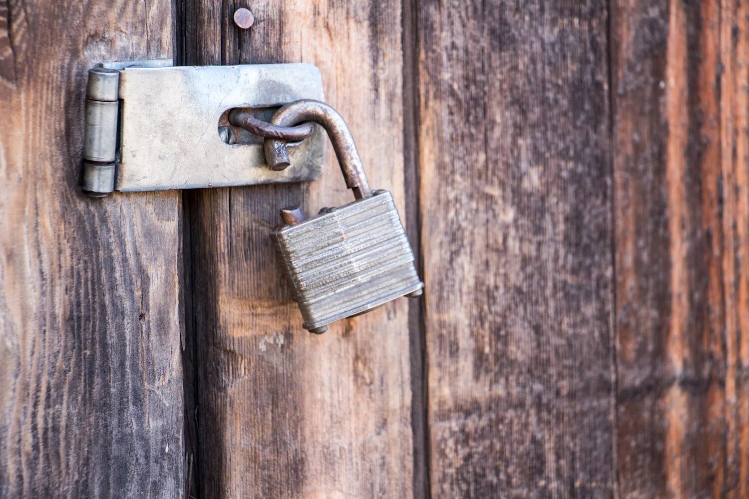 Замки навесные. Lock breaking. Door locks social media. Замки навесные. Lock breaking.