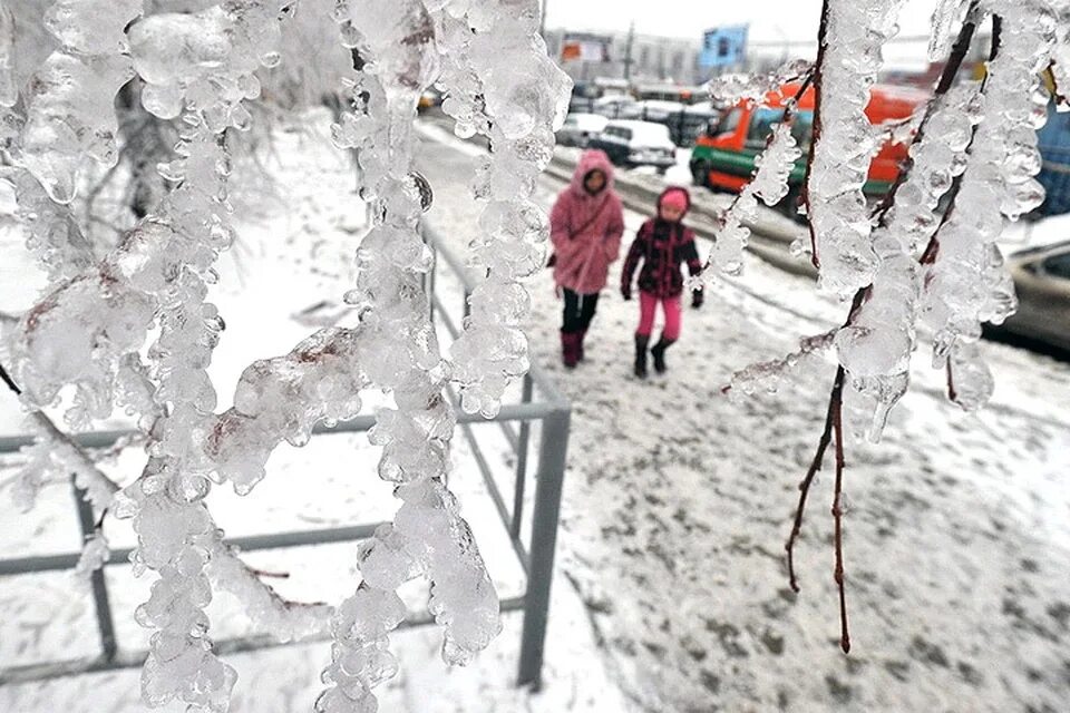 Толстой погода после мокрого. Ледяной дождь. Ледяной дождь в Москве. Ледяной дождь со снегом. Ледяной дождь метеорология.