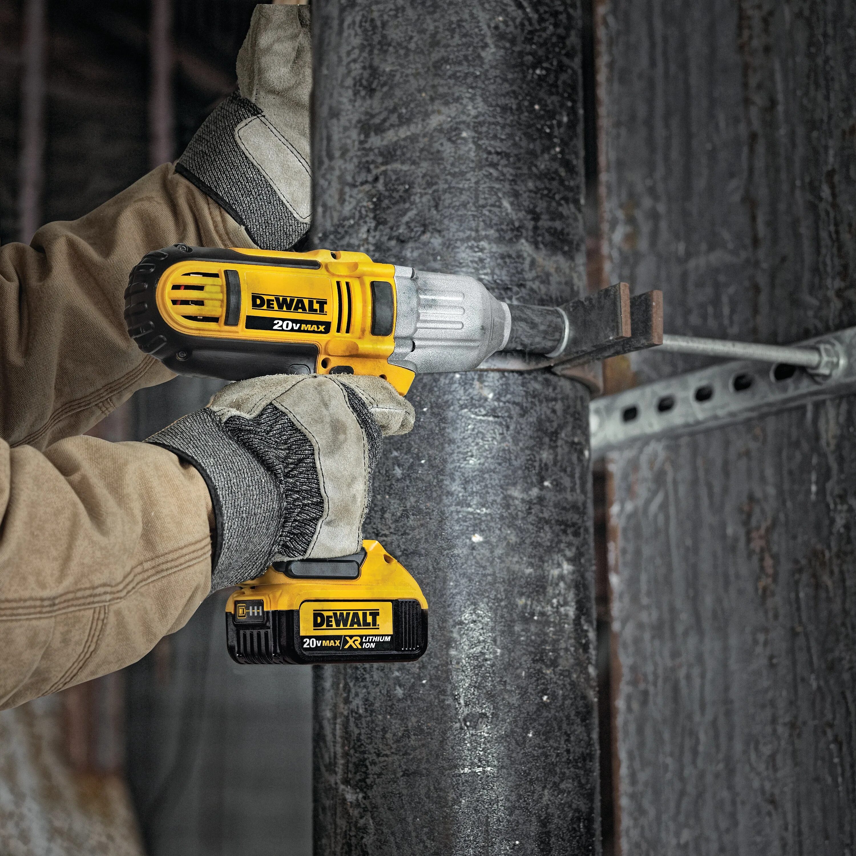 Чем отличается гайковерт от шуруповерта. Dewalt инструмент гайковерт. пневматический гайковерт dewalt. гайковерт в работе на производстве. импакт и гайковерт разница.