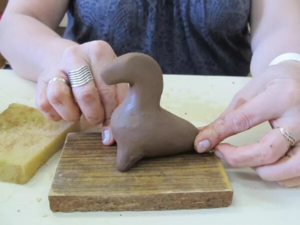 Этапы изготовления дымковской. Лепка глиняной игрушки. Дымковские свистульки из глины. Процесс изготовления глиняной игрушки. Процесс изготовления филимоновской игрушки.