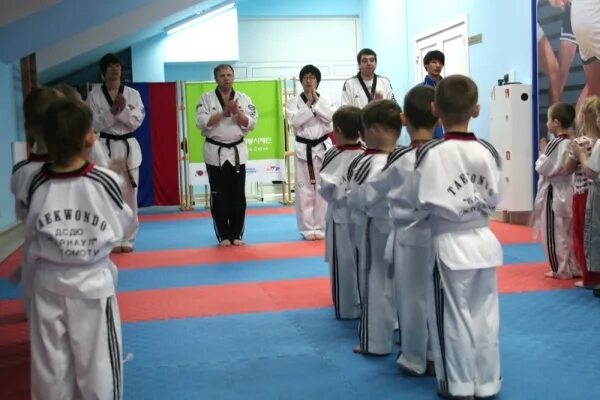 Тхэквондо втф. Тхэквондо втф. Барнаул тхэквондо соревнования. Фестиваль цветных поясов тхэквондо. Тхэквондо гтф.