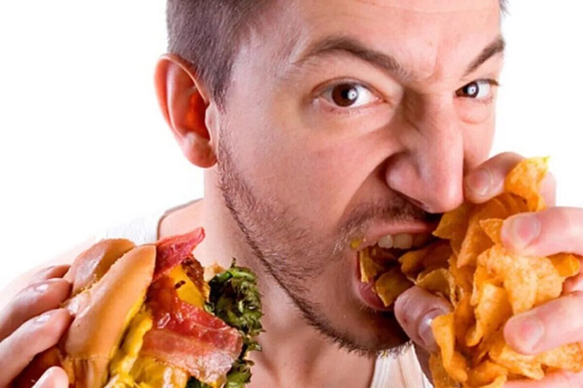 Муж ест руками. Человек с едой. Вредная еда для человека. Человек кушает. Поедание пищи.