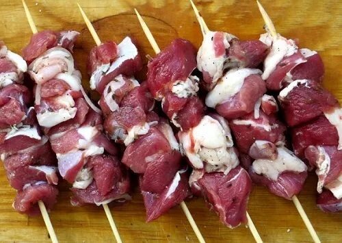 Сколько хранится шашлык из свинины. Шашлык замороженный. шашлык готовый замороженный. мороженое шашлык. морозилка с шашлыками.