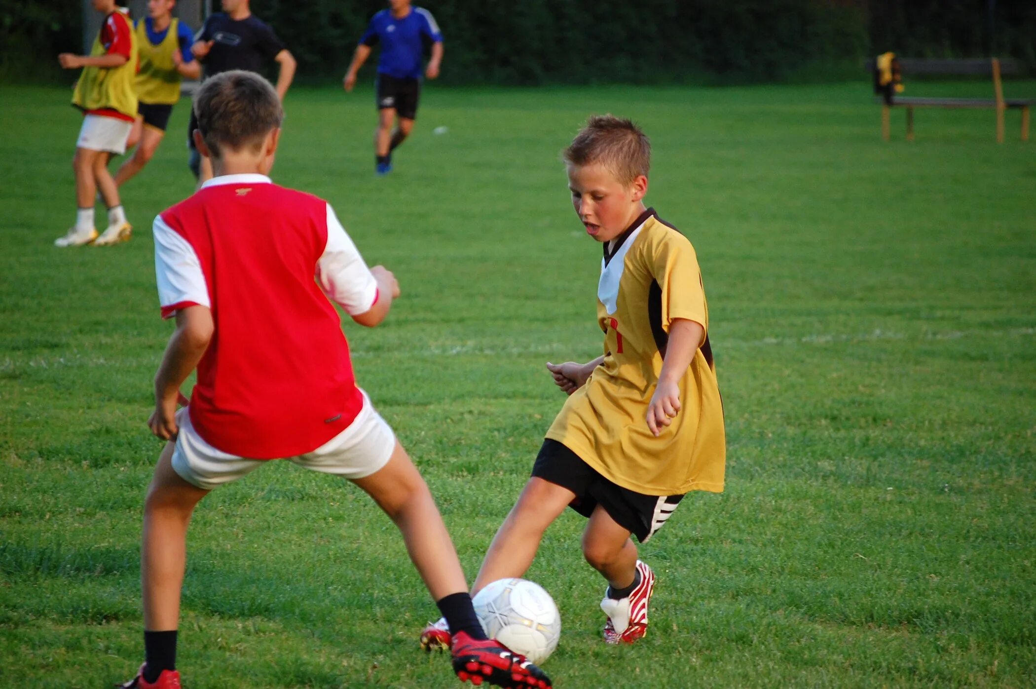 My brother plays football. Дети играющие в футбол. Детский футбол. Ребенок с футбольным мячом. Игра футбол.