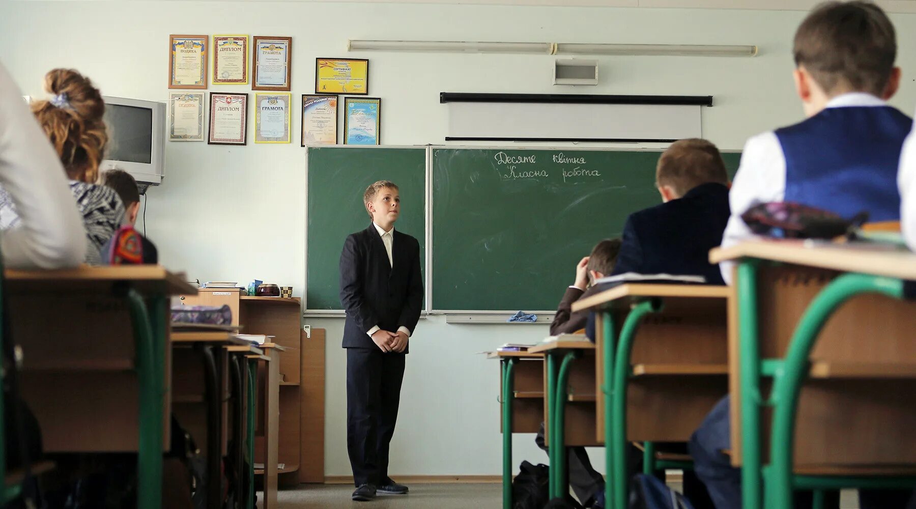 Школьники в школе. Школьные игры для 5 класса. Русский язык в школах украины. Ученик у доски русский язык. Школы украины мова.