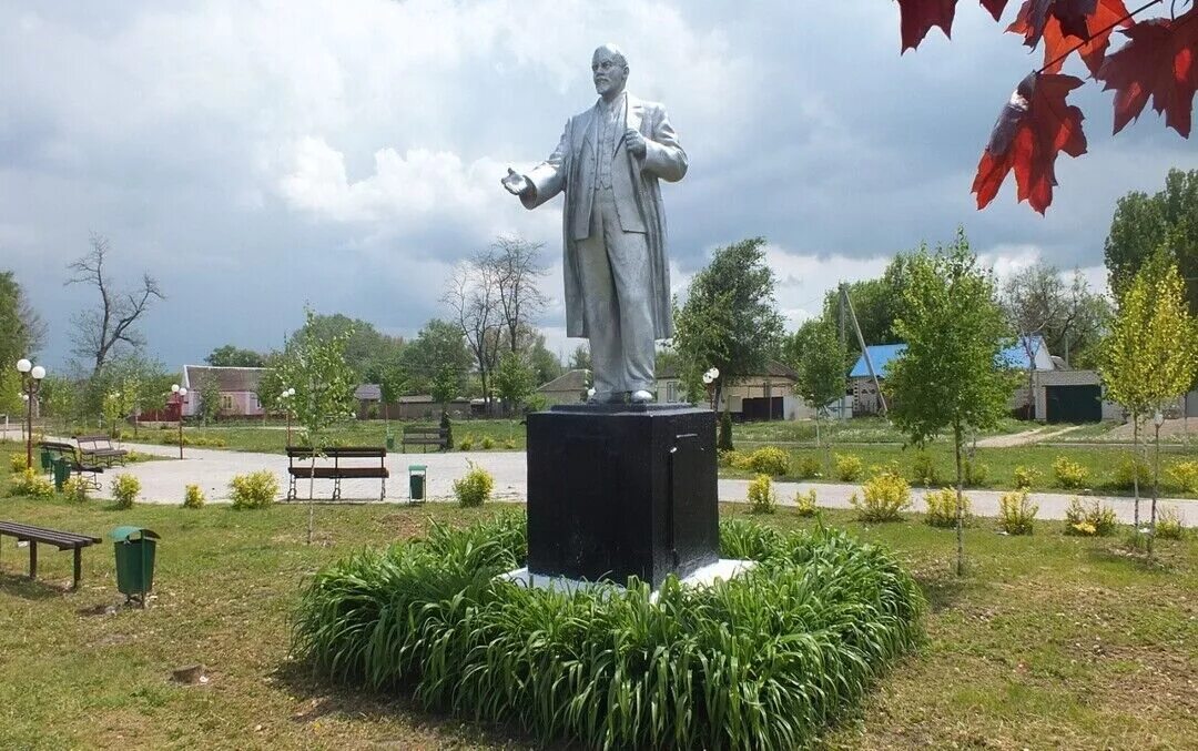 Село Падинское Новоселицкий район. Село Падинское Ставропольский край. Село Падинское Новоселицкий район Ставропольский край. П.Ибреси памятник в.и.Ленину.