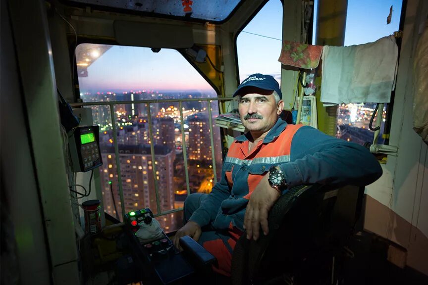 Костин папа работает машинистом башенного крана 45000
