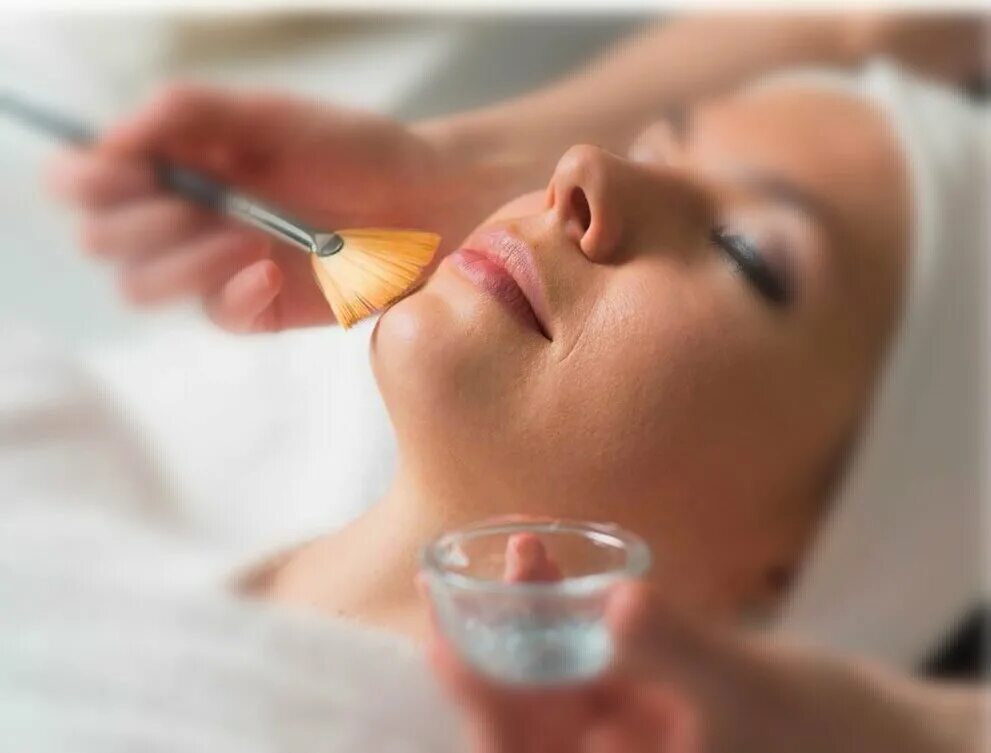 Где сделать пилинг. Химические пилинги в косметологии. Пилинг для лица. Пилинг для лица. Химический пилинг джесснера.