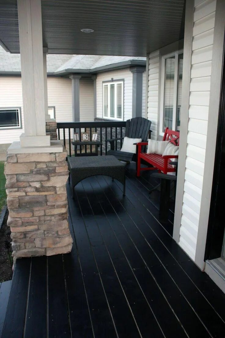 Терраса цвет пола. Веранда с темным полом. Серая краска для террасы. Темный дом с белой террасой.