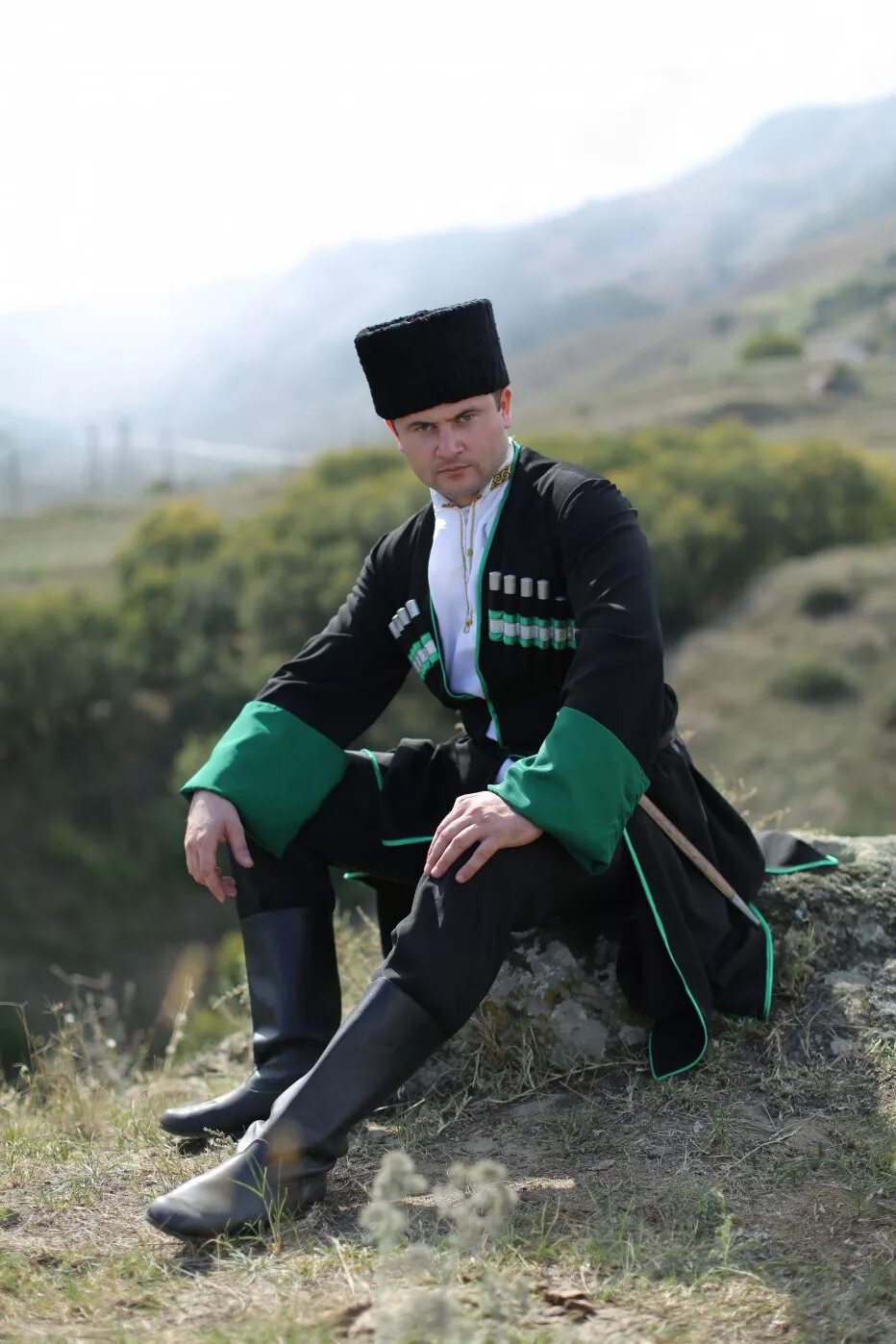 Национальный костюм карачаевцев. Горец Кавказ карачаевец. Карачаевцы народный костюм. Дагестанская Национальная одежда джигита.
