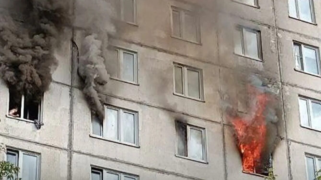 Пожар Дмитровское шоссе. Многоэтажные дома. Пожар в доме. Сгоревшее здание. Сгорела многоэтажка в твери