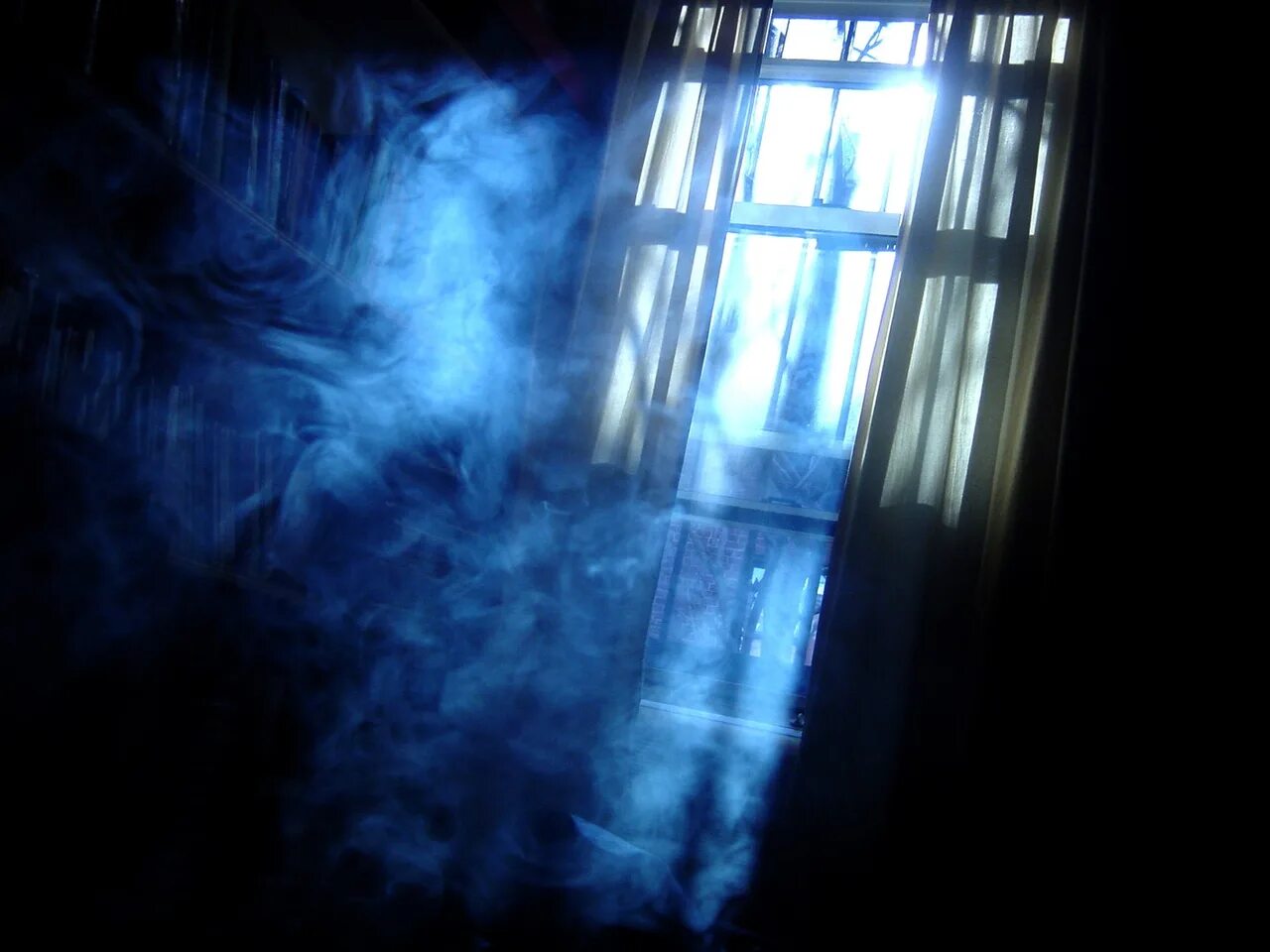 Пошло по комнате дымок. Комната в дыму. Туман в комнате. Задымленная комната. Дым в квартире.