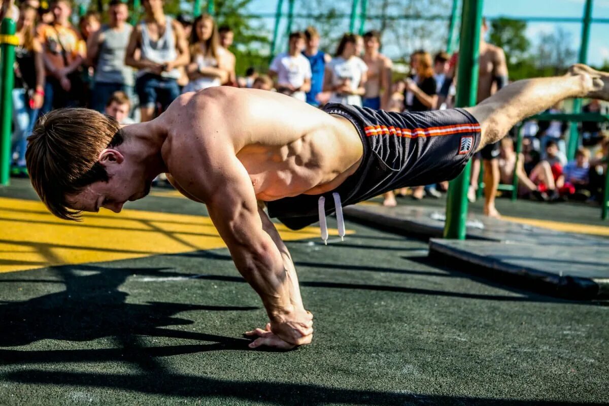 Street Workout стрит воркаут. Упражнение атлета