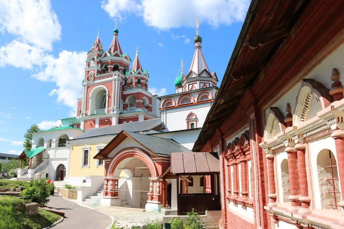 Куда сходить в звенигороде. Саввино-Сторожевский монастырь. Подмосковная Швейцария Звенигород. Звенигород исторический центр. Звенигород центр города.