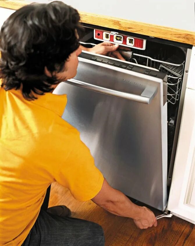 Монтаж посудомойки. Крепление посудомоечной машины к мебели. Как установить посудомоечную машину. Как установить посудомоечную машину самостоятельно. Как установить посудомоечную машину в готовую