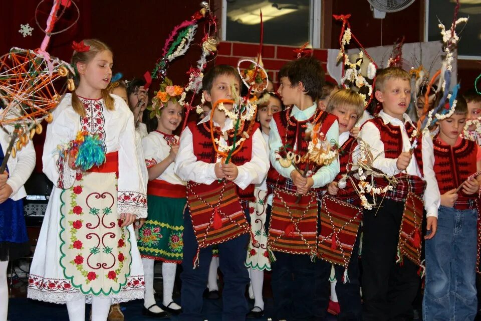 Какой праздник в болгарии. Праздники Болгарии. Традиционный праздник Болгария. Андреев день празднование в Болгарии. Болгарские традиции и обычаи. Сурвачки.