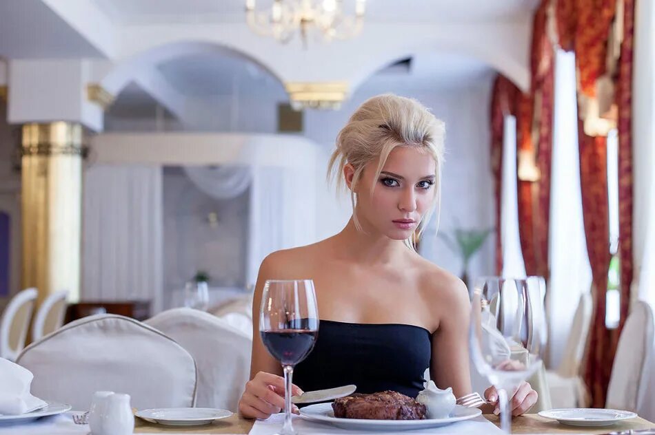 Girl in restaurant. красивая девушка в ресторане. красивая девушка в кофейне. девушка в ресторане за столом. Girl in restaurant.