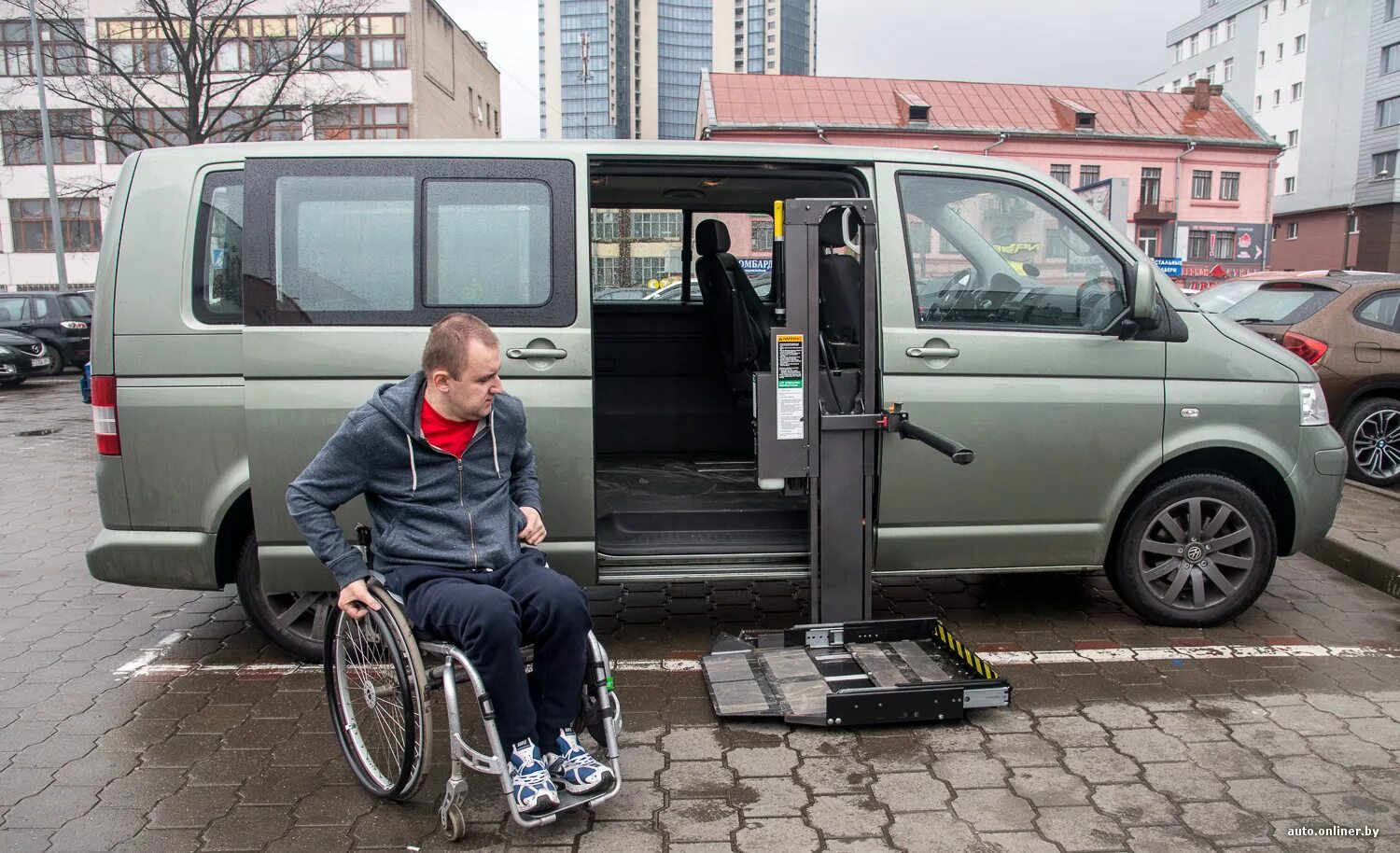 Какая машина для инвалидов. Подъёмник для инвалидов VW t5. Форд Транзит для инвалидов. Фольксваген Мультивен для инвалидов-колясочников. Автомобиль для инвалидов колясочников.