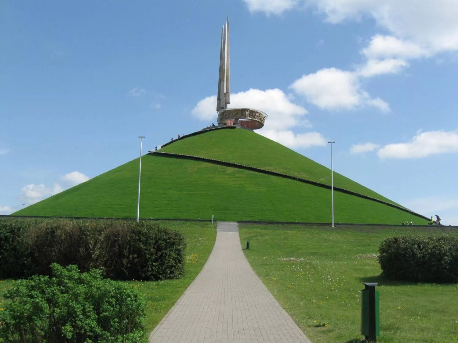 Слава минская. Мемориальный комплекс Курган славы. Мемориальный комплекс "Курган славы" около Минска, Белоруссия. Курган славы Минск. Памятник Курган славы в Минске.