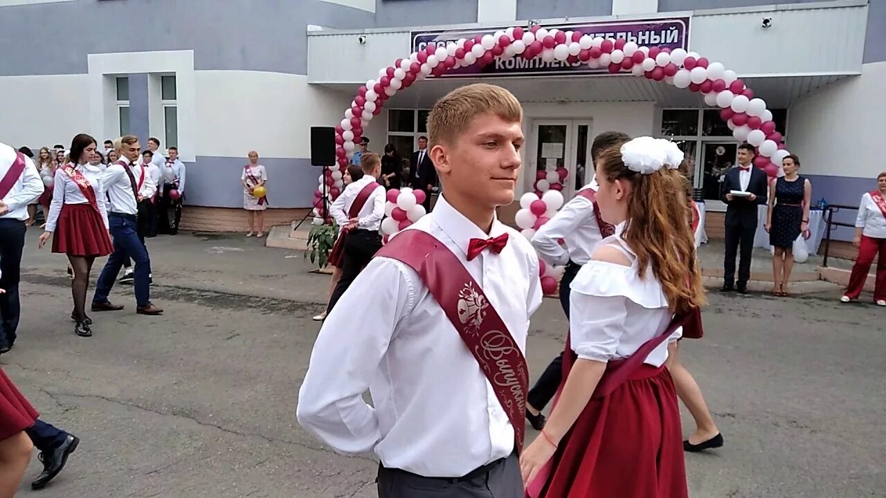 Вальс выпускников на последний. Вальс на последний звонок. Платье для вальса на последний звонок 11 класс. Вальс на последний звонок 11 класс. Вальс в школе на последний звонок Наряды.