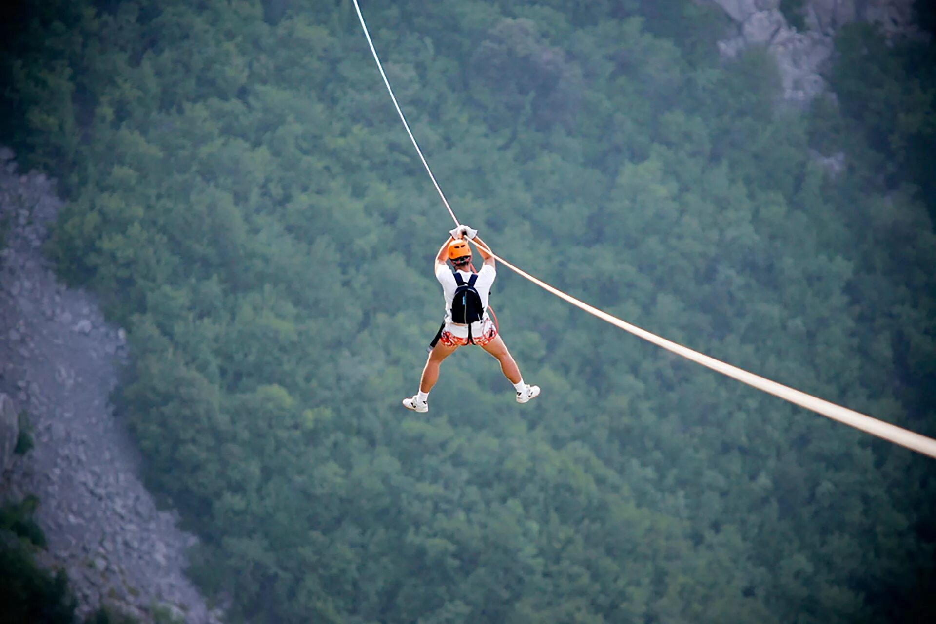 Зип лайн на марине. Zip-line троллейный спуск. Зиплайн уктус. Зиплайн в анапе. Долина сукко зиплайн.
