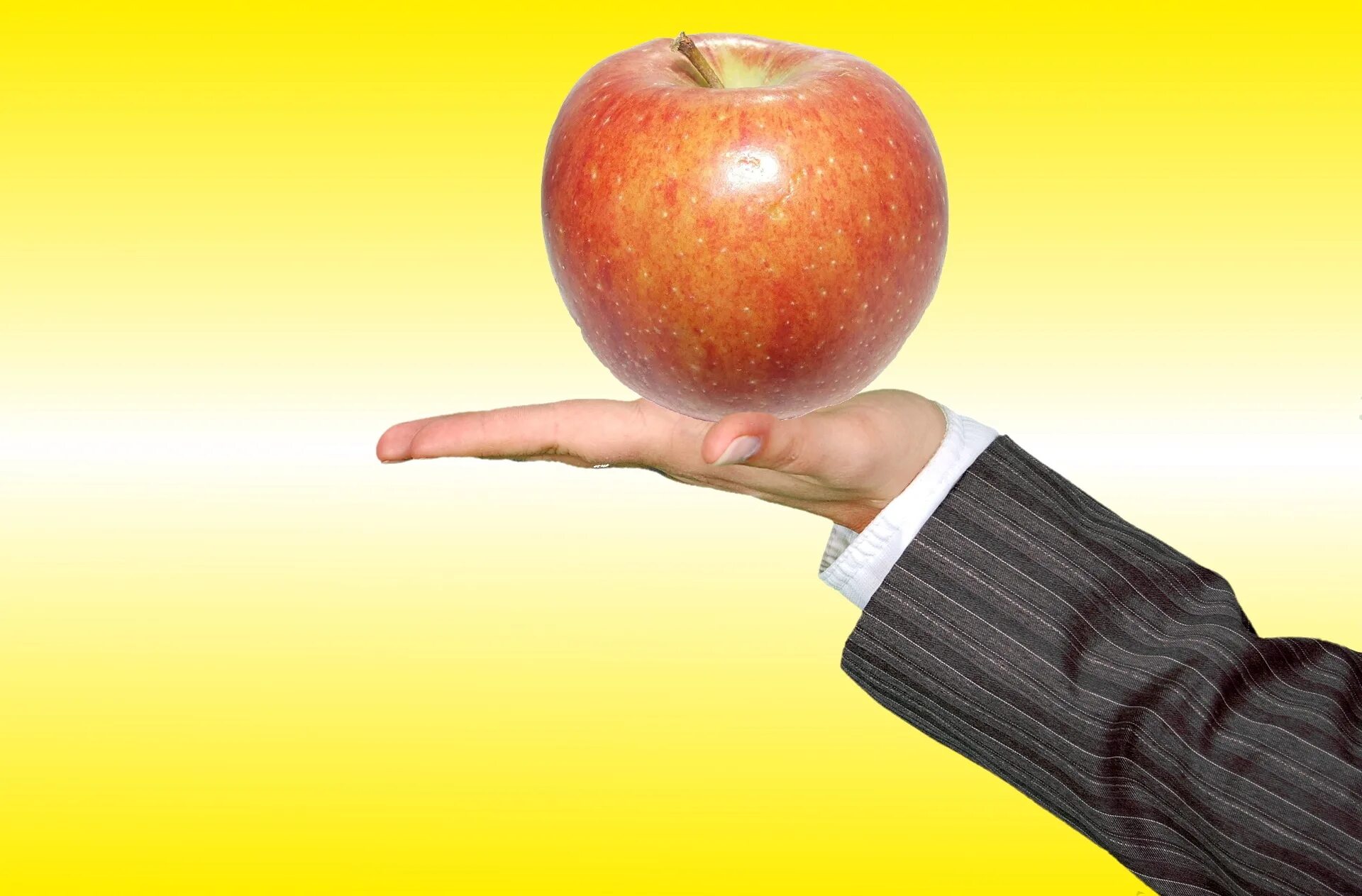 Яблоко в руке. Рука протягивает яблоко. Яблоко личности. Человек яблочко. Кидает яблоко