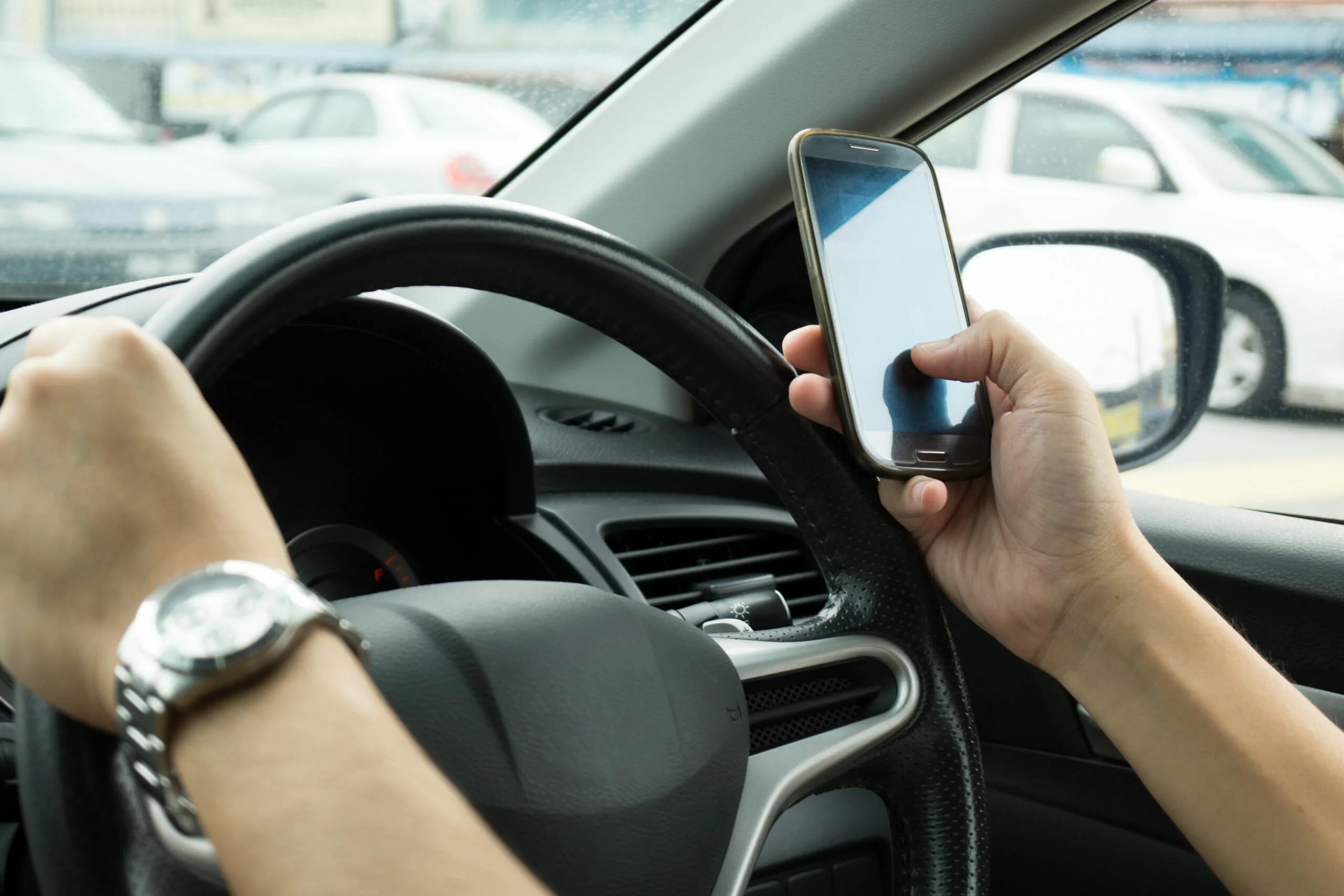 Разрешается водителю пользоваться телефоном во время движения. Мобильники за рулём. Водитель с телефоном за рулем. Машины на телефон. Мобильный телефон в машине.